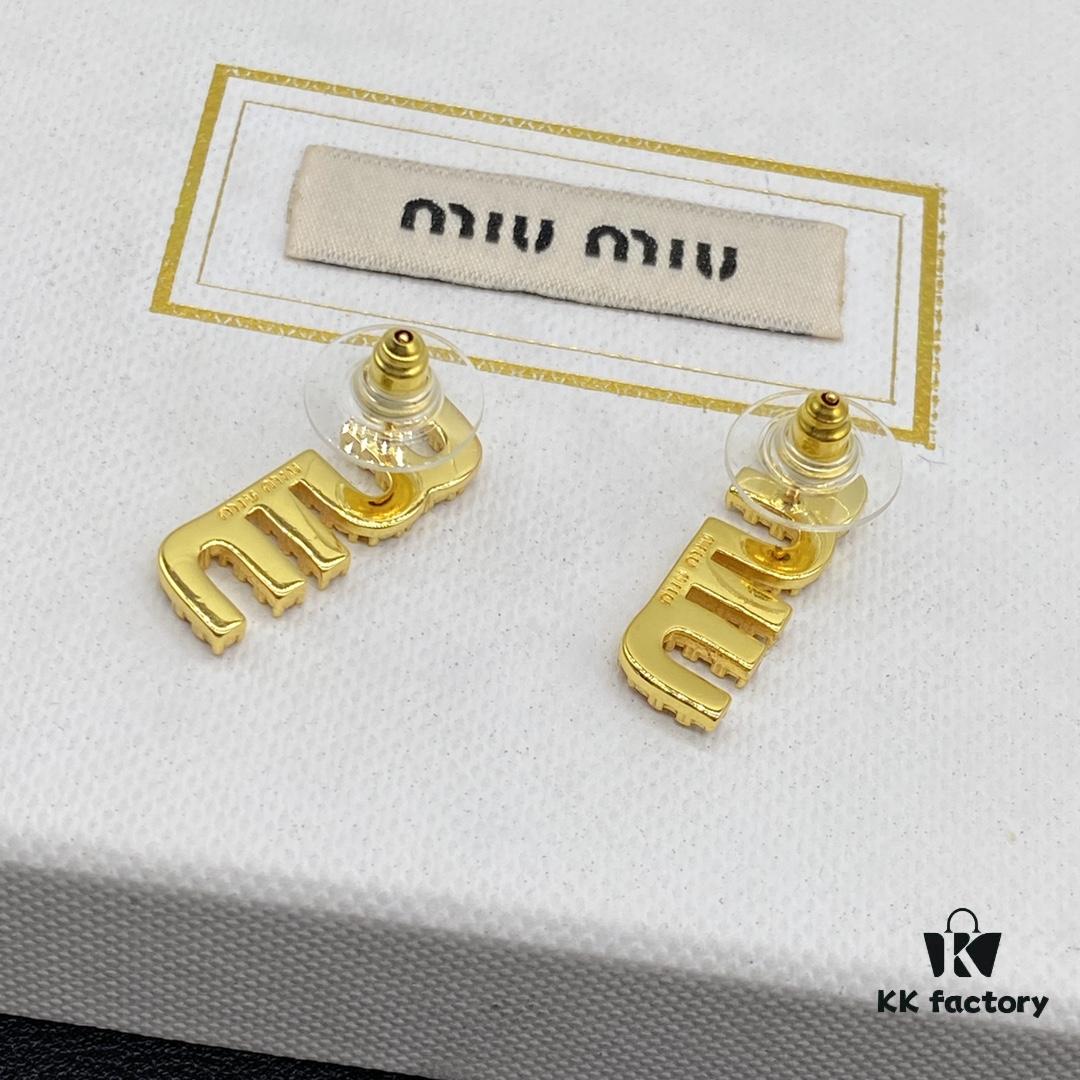 Miumiu Elegant Heart Pearl Stud Earrings, Minimalist Luxury Design with Vintage Charm