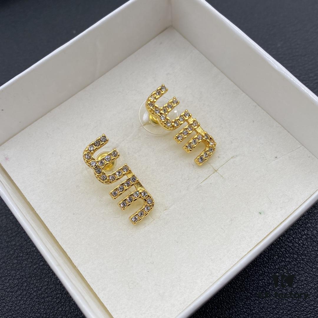 Miumiu Elegant Heart Pearl Stud Earrings, Minimalist Luxury Design with Vintage Charm