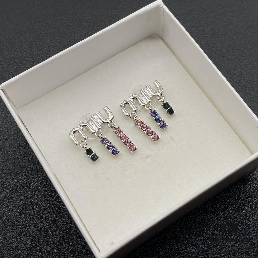 Miu Miu Textured Luxurious Pearl Heart Stud Earrings, Minimalist Design with Vintage Charm, Must-Have Summer Fashion Accessory