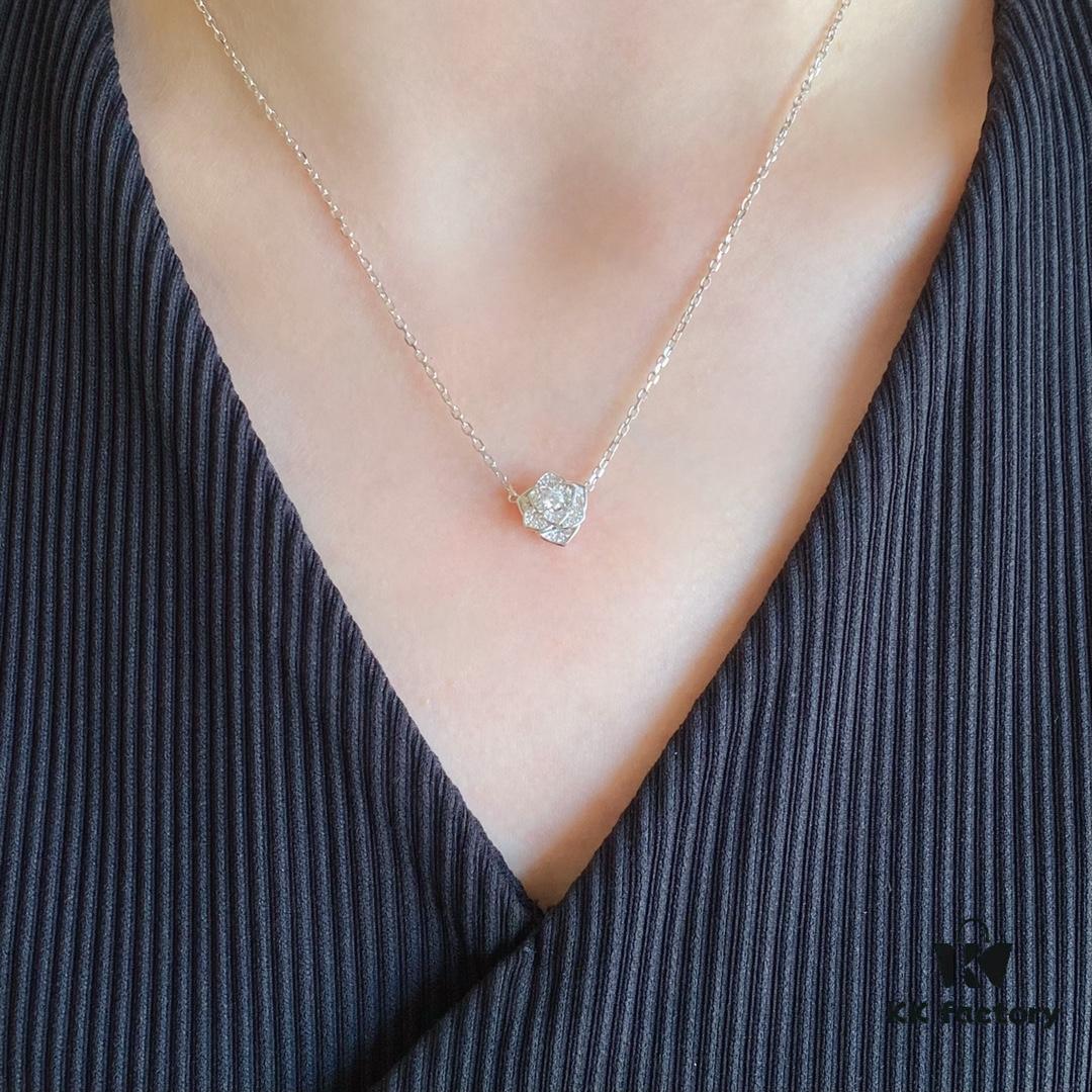The captivating Piaget rose necklace, an enchanting design that steals the heart at first sight