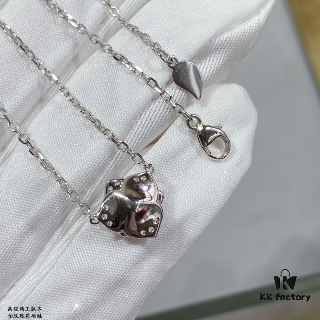 The captivating Piaget rose necklace, an enchanting design that steals the heart at first sight