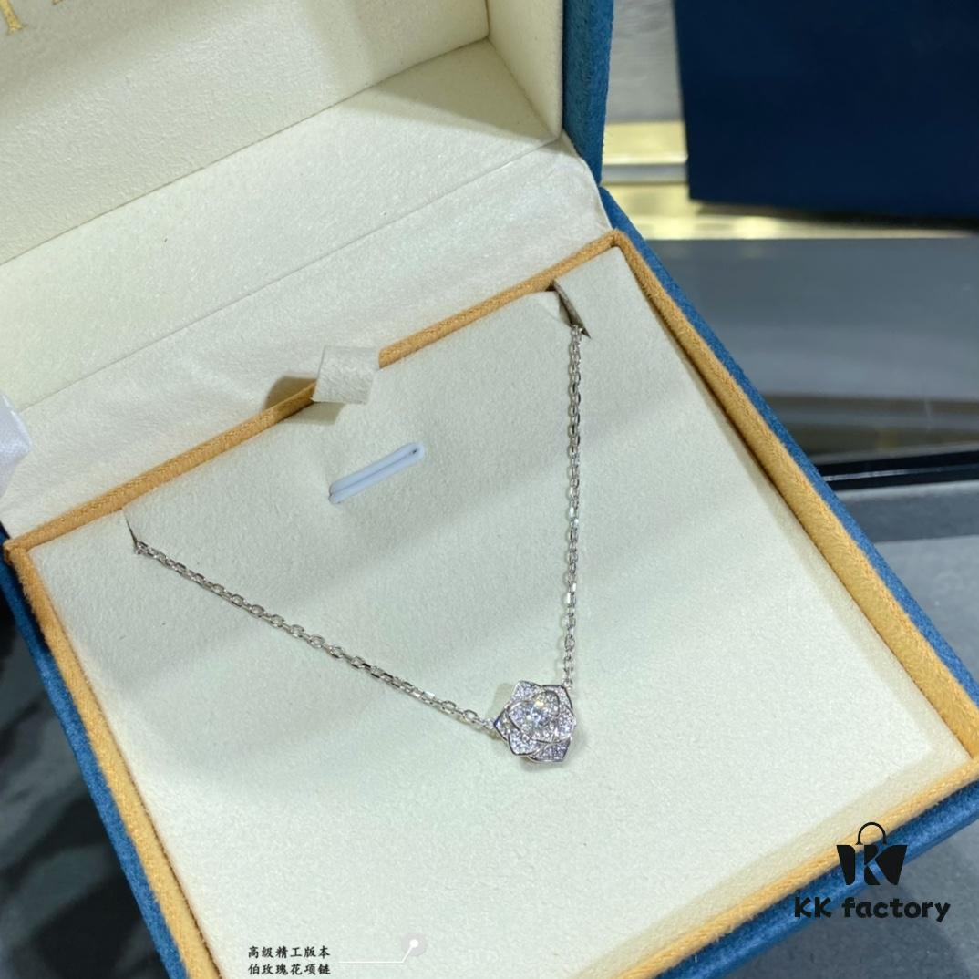 The captivating Piaget rose necklace, an enchanting design that steals the heart at first sight
