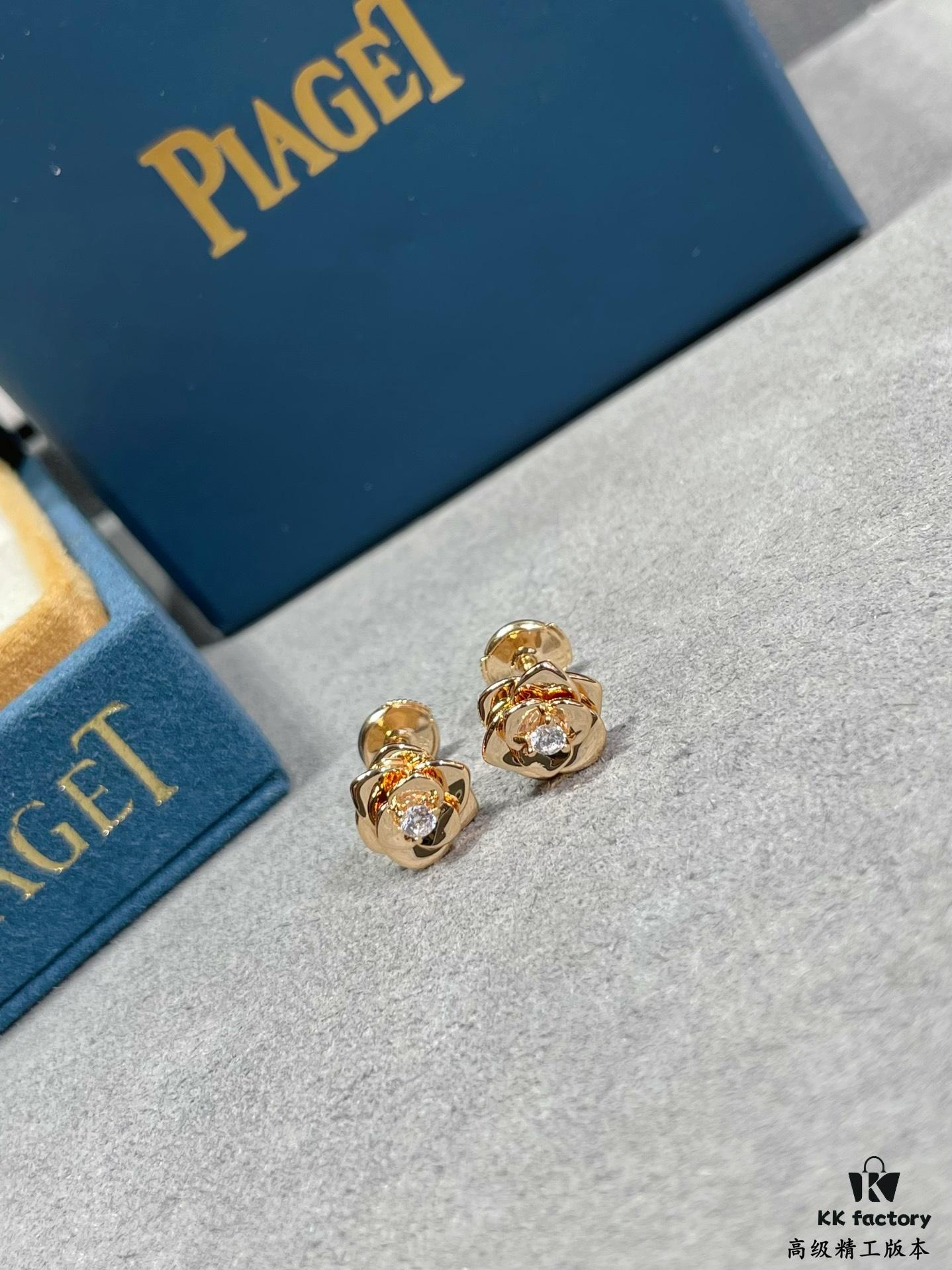 Pearl & Gold Floral Stud Earrings That Capture Your Heart at First Sight