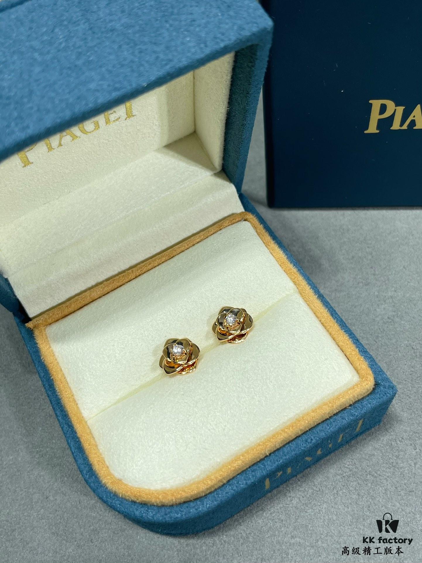 Pearl & Gold Floral Stud Earrings That Capture Your Heart at First Sight