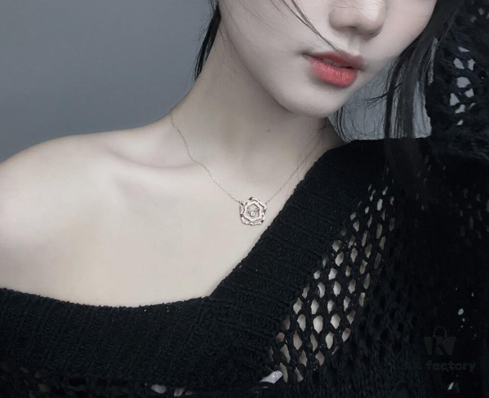 Elegant and Eye-Catching Piaget-Style Openwork Rose Necklace