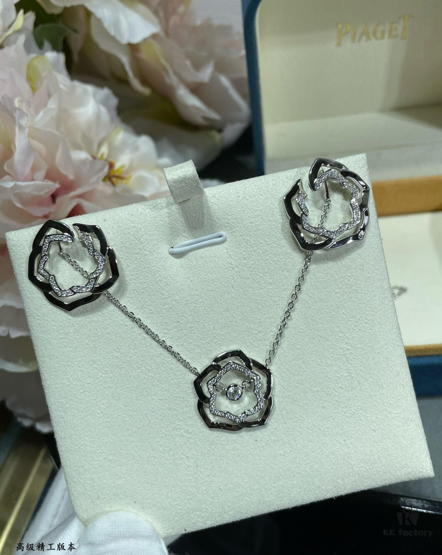 Elegant and Eye-Catching Piaget-Style Openwork Rose Necklace