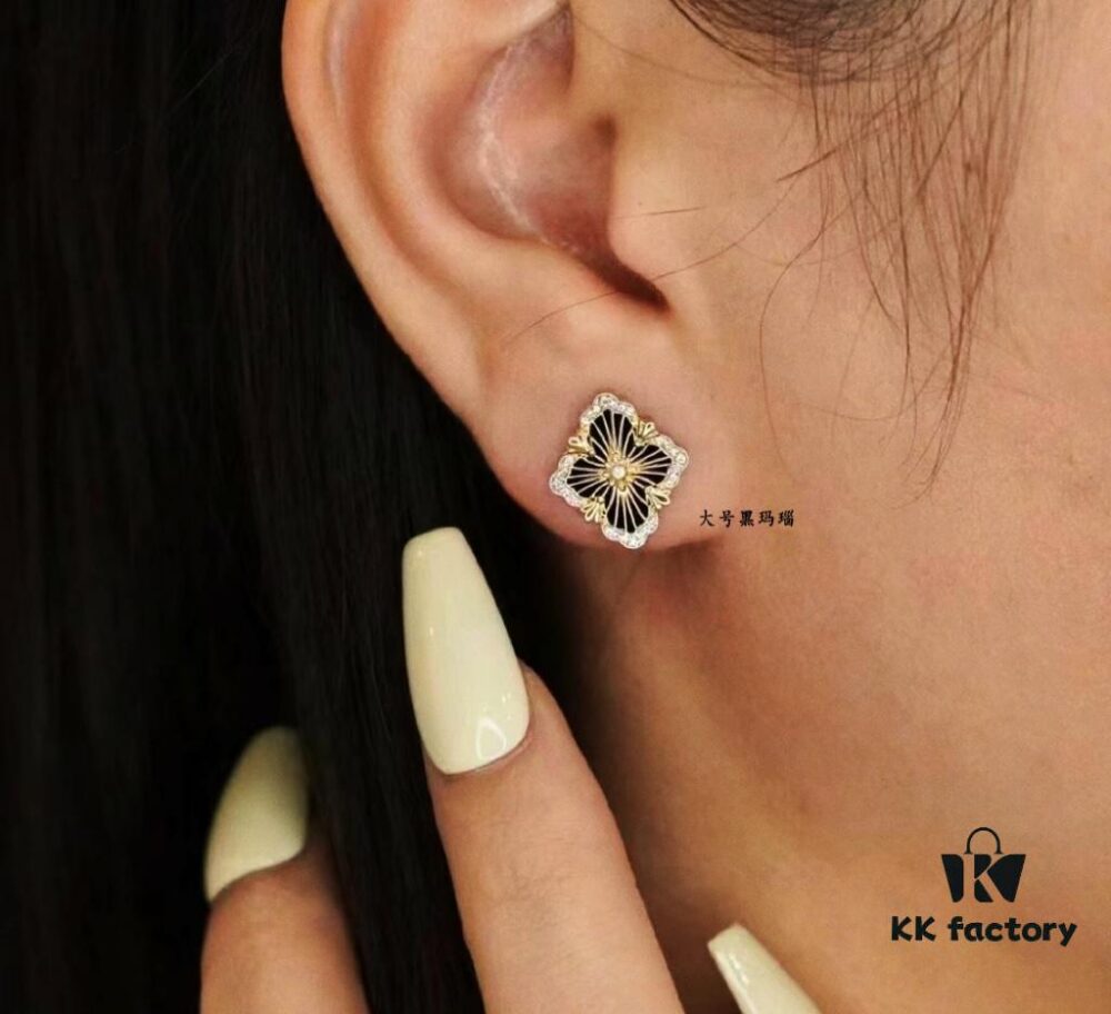 Buccellati Opera Grande Series Large Black Agate Earrings, Retro Court-style Clover Design with Rigato Parallel Engraving Technique