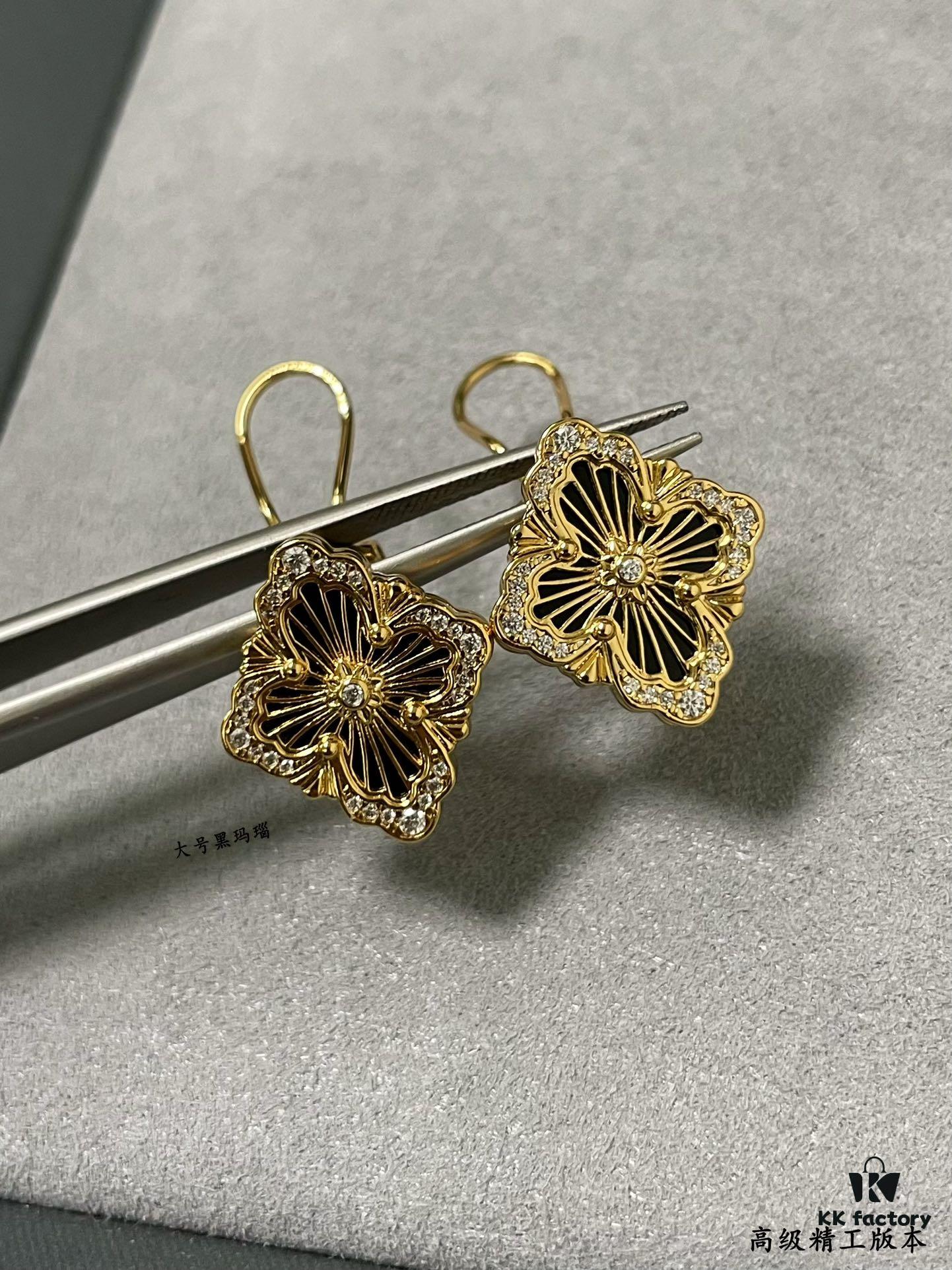 Buccellati Opera Grande Series Large Black Agate Earrings, Retro Court-style Clover Design with Rigato Parallel Engraving Technique