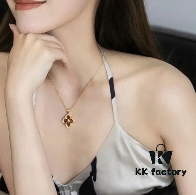 Buccellati Italian Luxury Jewelry Vintage Royal Style Diamond-Cut Clover Shell Agate Chalcedony Reversible Necklace in V Gold 18K Thick Gold Plating Original Chain End and Clasp High Quality