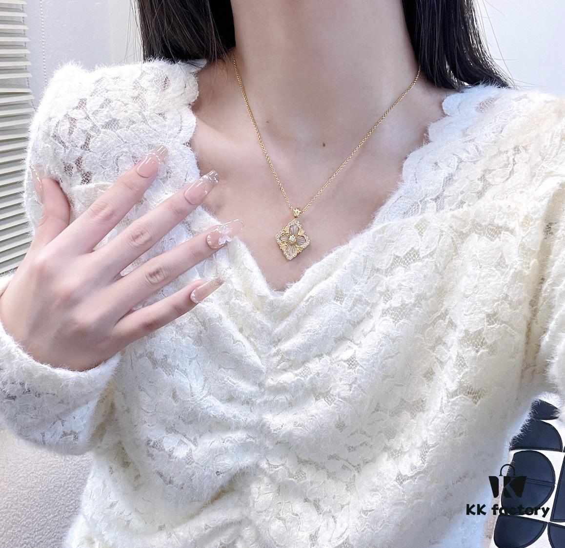 Buccellati Vintage Court-style Diamond-Set Twisted Four-Leaf Clover Shell Agate Chalcedony Double-sided Necklace