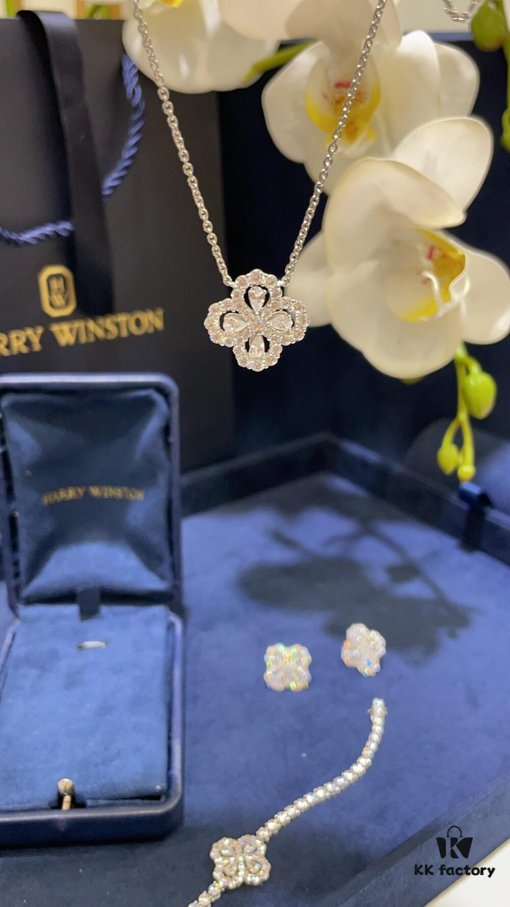 Harry Winston New Arrival Loop Luxury Four-Leaf Clover Sparkling Diamond Necklace