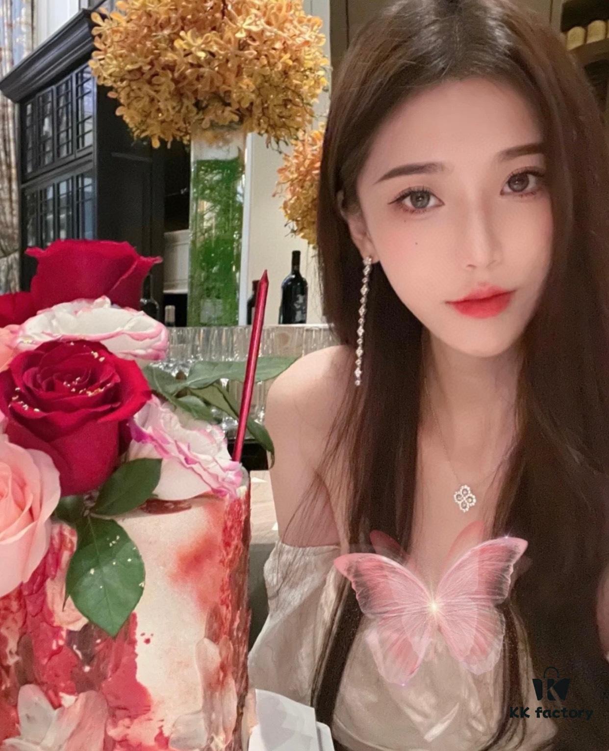 hW Large and Small Loop Clover Drop Diamond Necklace, Extremely Beautiful