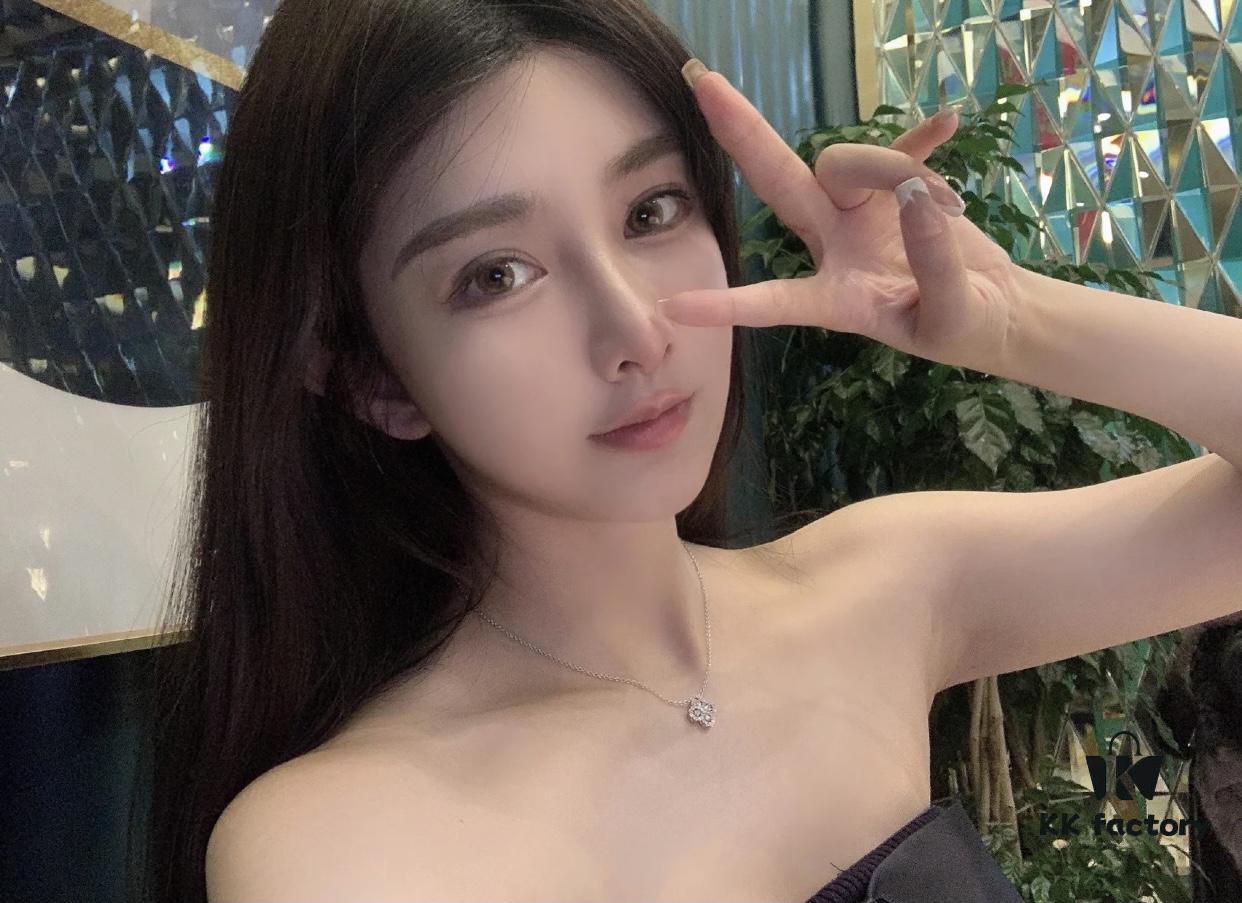 hW Large and Small Loop Clover Drop Diamond Necklace, Extremely Beautiful