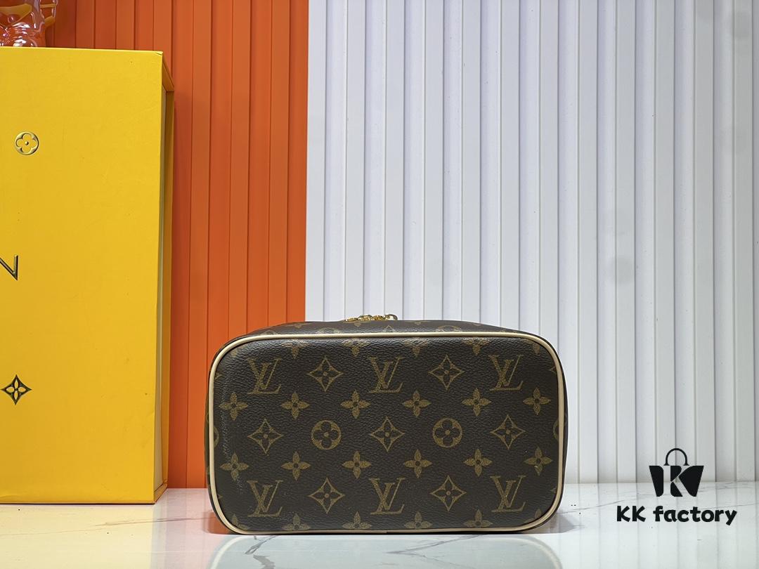 Upgraded Original ✨M42265 This elegant toiletry bag, inspired by the iconic Nice pouch, is a stylish choice for carrying essential beauty items. The hidden zip pocket inside the flap is perfect for storing particularly valuable personal belongings.