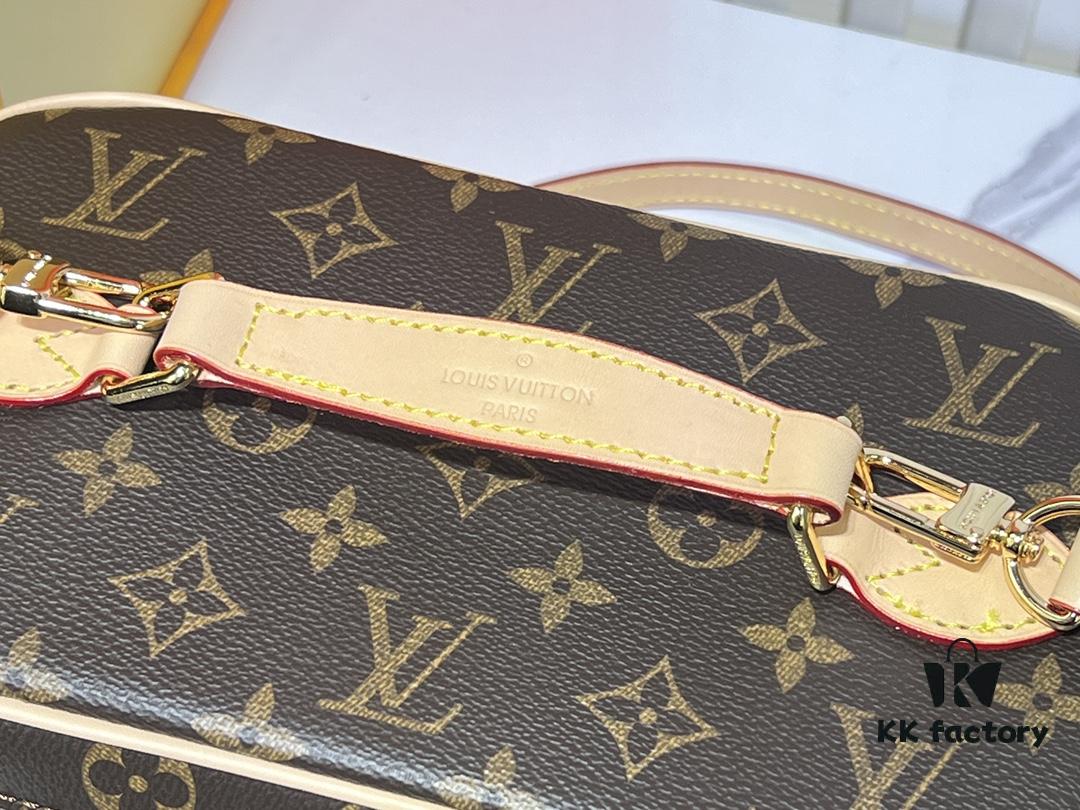 Upgraded Original ✨M42265 This elegant toiletry bag, inspired by the iconic Nice pouch, is a stylish choice for carrying essential beauty items. The hidden zip pocket inside the flap is perfect for storing particularly valuable personal belongings.