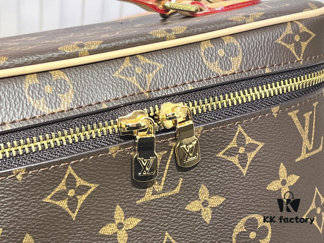 Upgraded Original ✨M42265 This elegant toiletry bag, inspired by the iconic Nice pouch, is a stylish choice for carrying essential beauty items. The hidden zip pocket inside the flap is perfect for storing particularly valuable personal belongings.