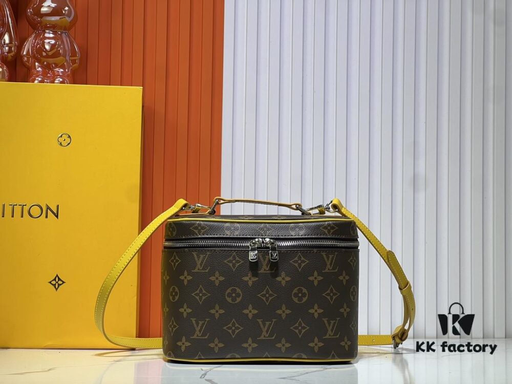 Upgraded Original ✨M42265 This style, inspired by the iconic Nice cosmetic pouch, features an elegant wash bag that is a personalized choice for carrying essential beauty items. The hidden zip pocket inside the flap securely stores particularly valuable personal belongings.