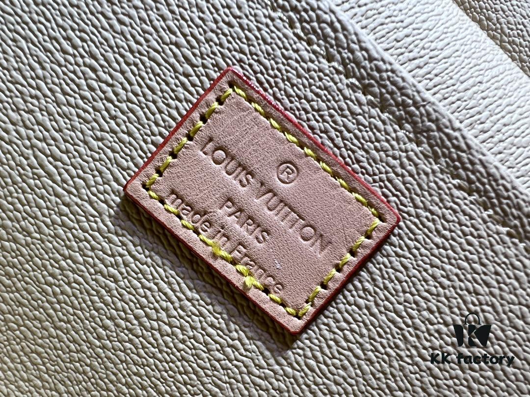 Upgraded Original ✨M42265 This elegant toiletry bag, inspired by the iconic Nice pouch, is a stylish choice for carrying essential beauty items. The hidden zip pocket inside the flap is perfect for storing particularly valuable personal belongings.