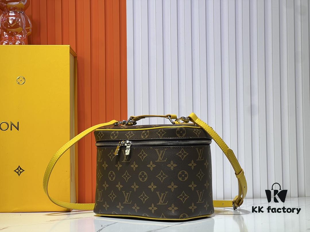 Upgraded Original ✨M42265 This style, inspired by the iconic Nice cosmetic pouch, features an elegant wash bag that is a personalized choice for carrying essential beauty items. The hidden zip pocket inside the flap securely stores particularly valuable personal belongings.