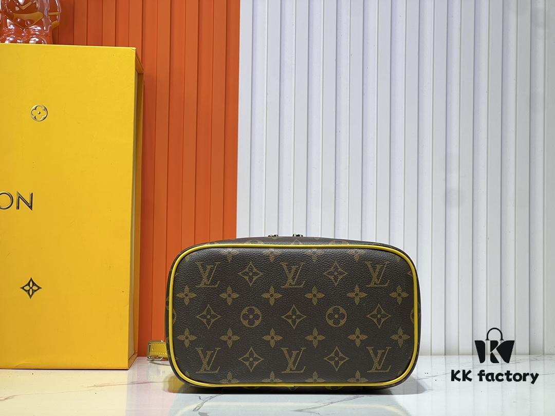 Upgraded Original ✨M42265 This style, inspired by the iconic Nice cosmetic pouch, features an elegant wash bag that is a personalized choice for carrying essential beauty items. The hidden zip pocket inside the flap securely stores particularly valuable personal belongings.