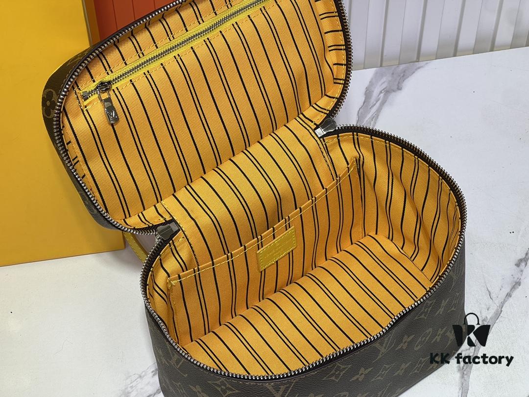 Upgraded Original ✨M42265 This style, inspired by the iconic Nice cosmetic pouch, features an elegant wash bag that is a personalized choice for carrying essential beauty items. The hidden zip pocket inside the flap securely stores particularly valuable personal belongings.