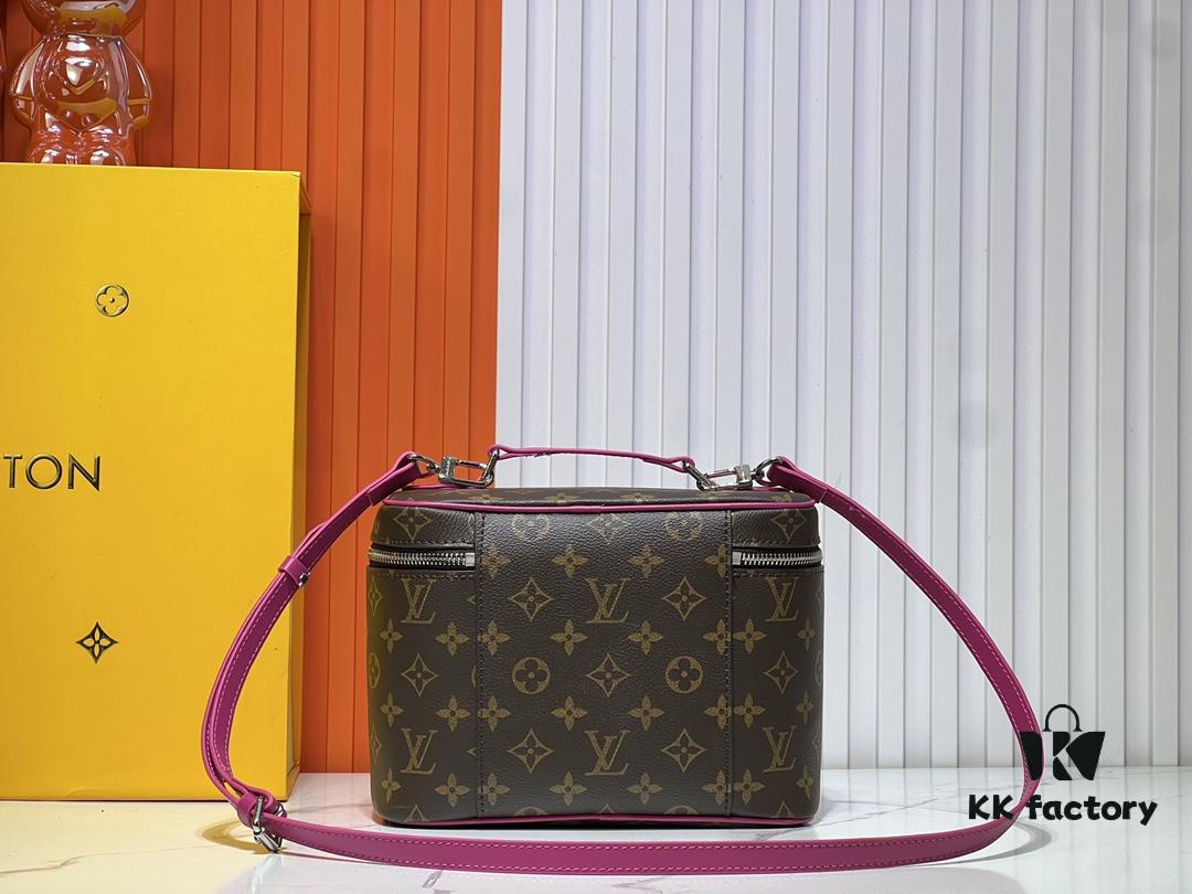 Upgraded Original ✨M42265 This elegant toiletry bag, inspired by the iconic Nice pouch, offers a stylish way to carry essential beauty items. The hidden zip pocket inside the flap is perfect for storing particularly valuable personal belongings.