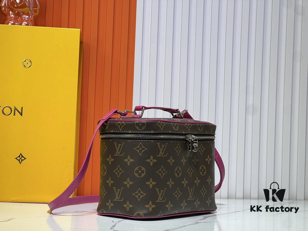 Upgraded Original ✨M42265 This elegant toiletry bag, inspired by the iconic Nice pouch, offers a stylish way to carry essential beauty items. The hidden zip pocket inside the flap is perfect for storing particularly valuable personal belongings.