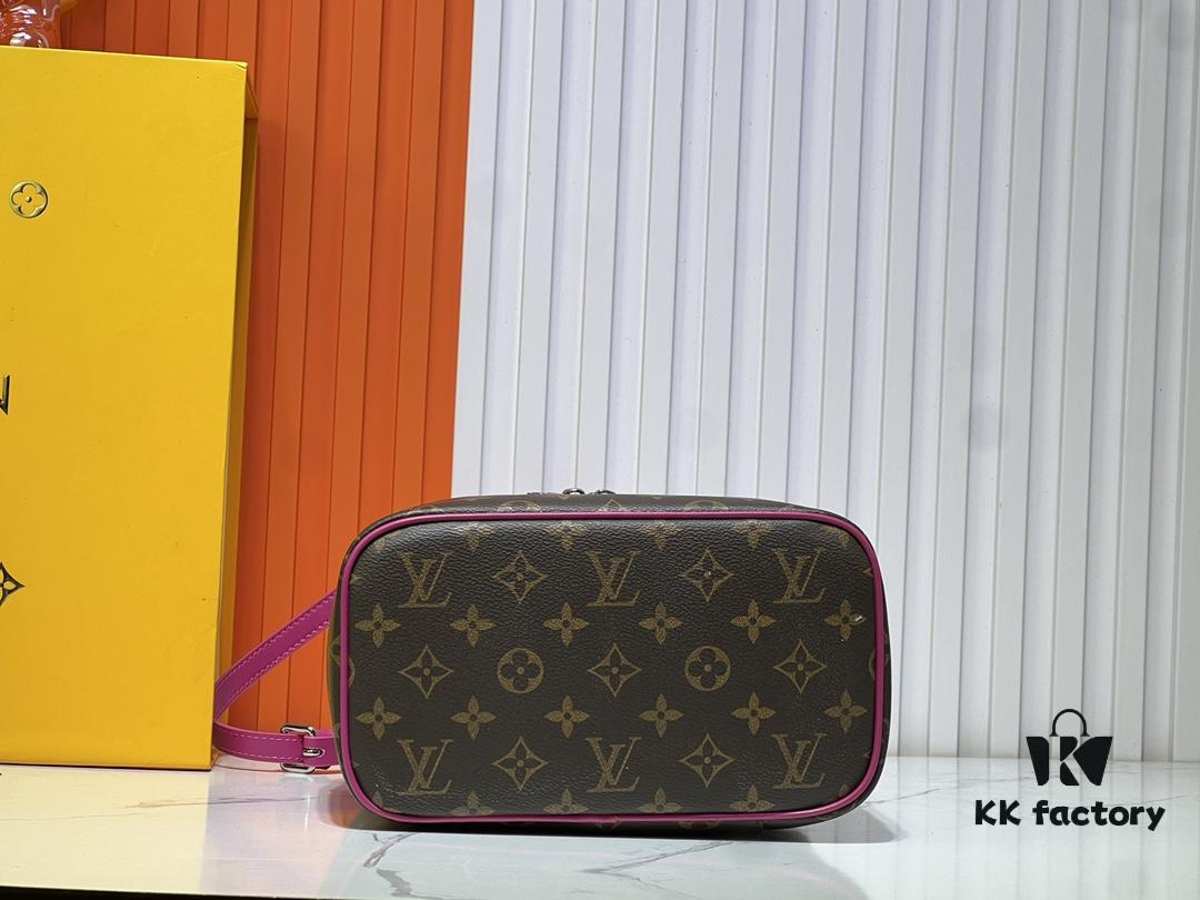 Upgraded Original ✨M42265 This elegant toiletry bag, inspired by the iconic Nice pouch, offers a stylish way to carry essential beauty items. The hidden zip pocket inside the flap is perfect for storing particularly valuable personal belongings.