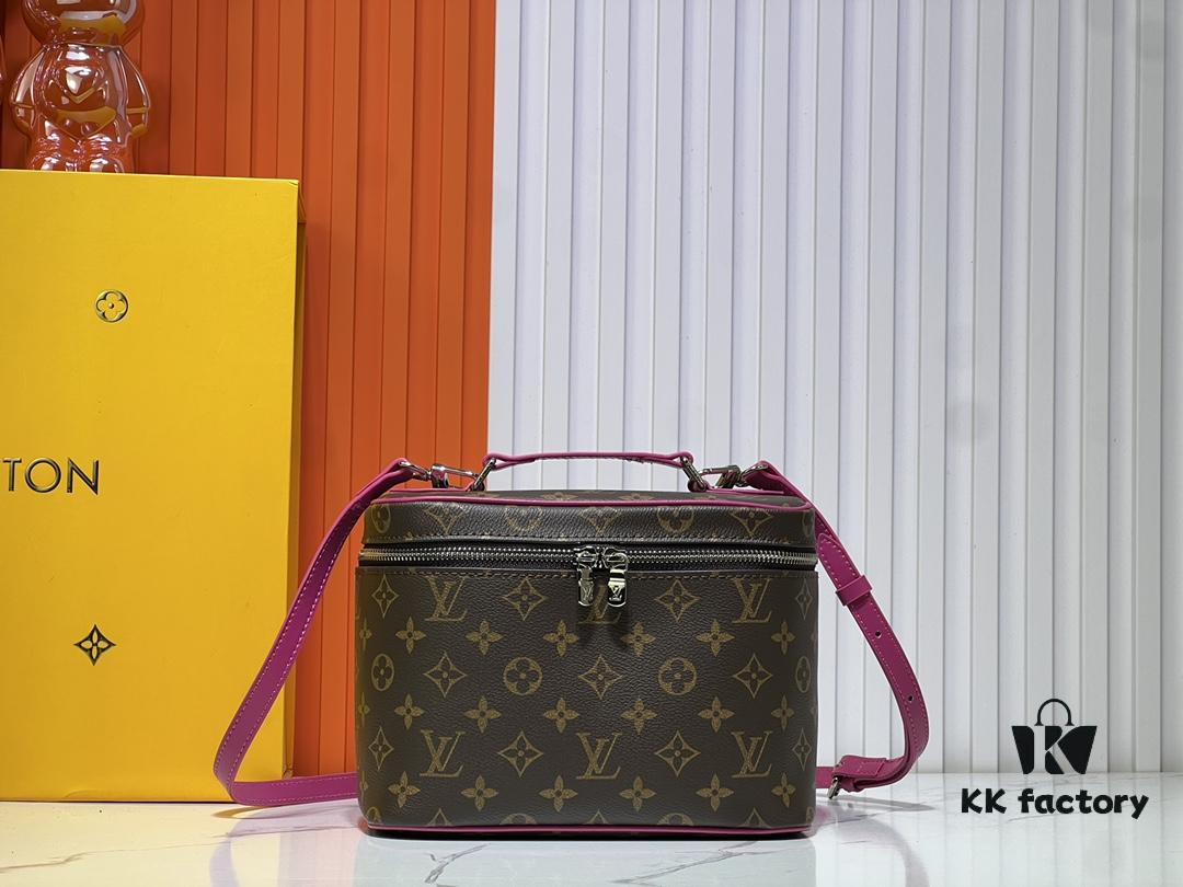 Upgraded Original ✨M42265 This elegant toiletry bag, inspired by the iconic Nice pouch, offers a stylish way to carry essential beauty items. The hidden zip pocket inside the flap is perfect for storing particularly valuable personal belongings.