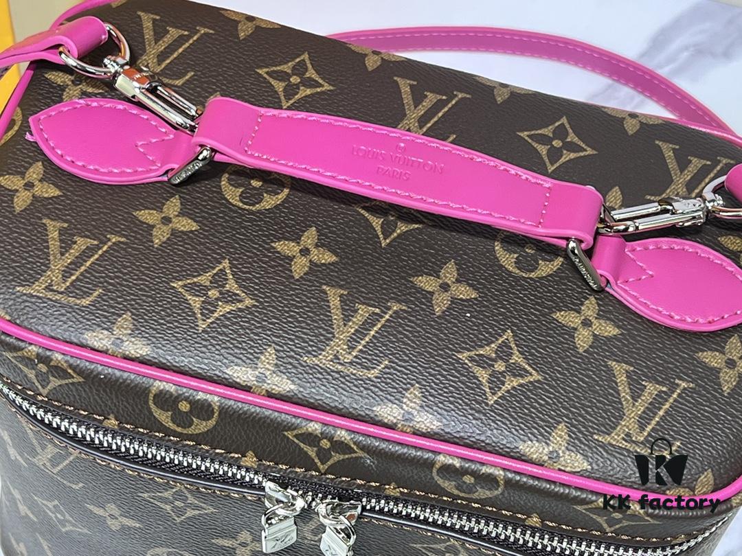 Upgraded Original ✨M42265 This elegant toiletry bag, inspired by the iconic Nice pouch, offers a stylish way to carry essential beauty items. The hidden zip pocket inside the flap is perfect for storing particularly valuable personal belongings.