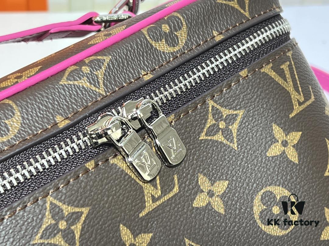 Upgraded Original ✨M42265 This elegant toiletry bag, inspired by the iconic Nice pouch, offers a stylish way to carry essential beauty items. The hidden zip pocket inside the flap is perfect for storing particularly valuable personal belongings.