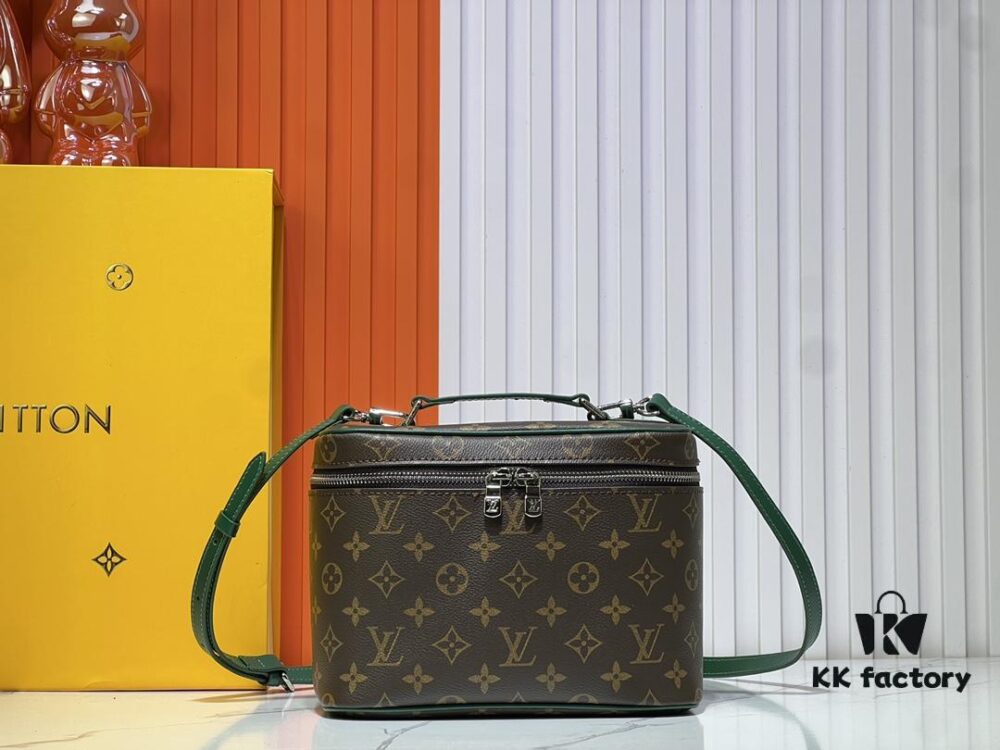 Upgraded Original ✨M42265 This elegant toiletry bag, inspired by the iconic Nice pouch, is a stylish choice for carrying essential beauty items. The concealed zip pocket inside the flap provides secure storage for particularly valuable personal belongings.