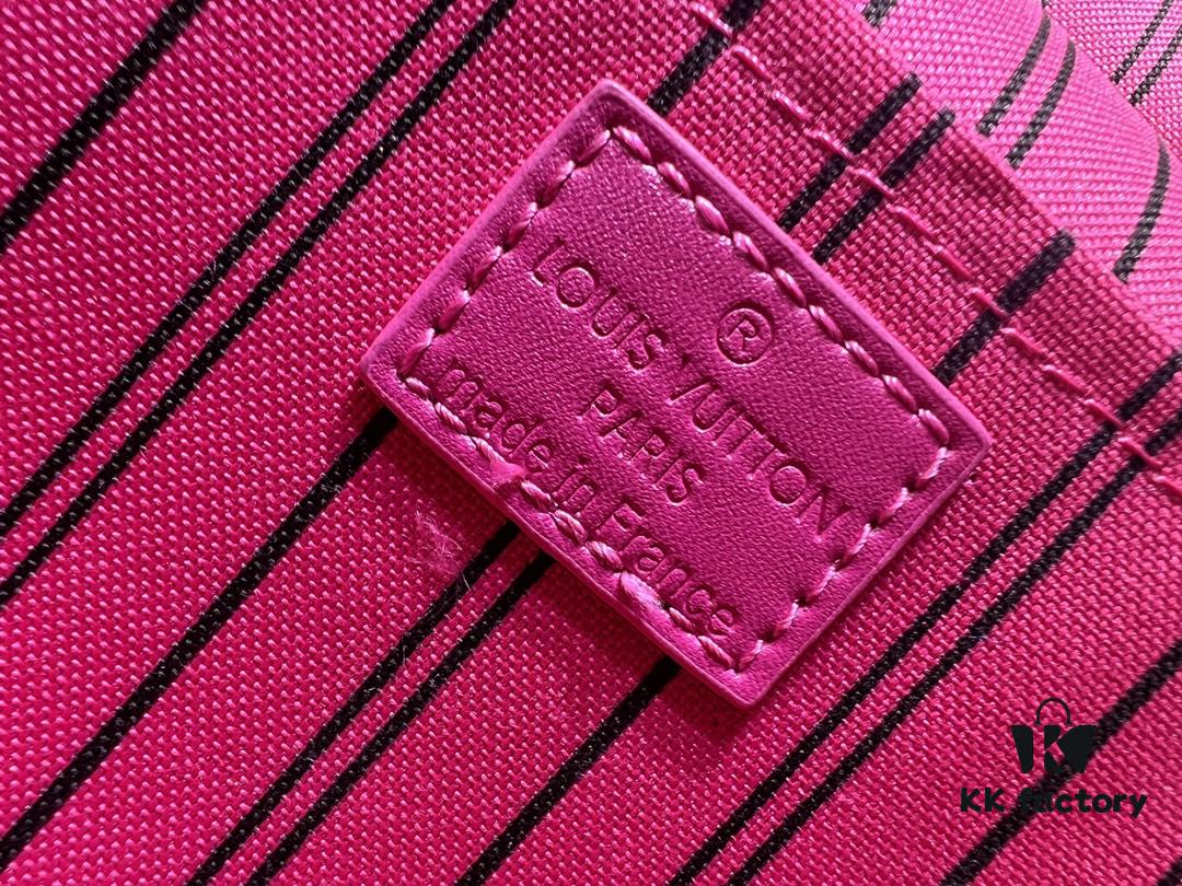 Upgraded Original ✨M42265 This elegant toiletry bag, inspired by the iconic Nice pouch, offers a stylish way to carry essential beauty items. The hidden zip pocket inside the flap is perfect for storing particularly valuable personal belongings.