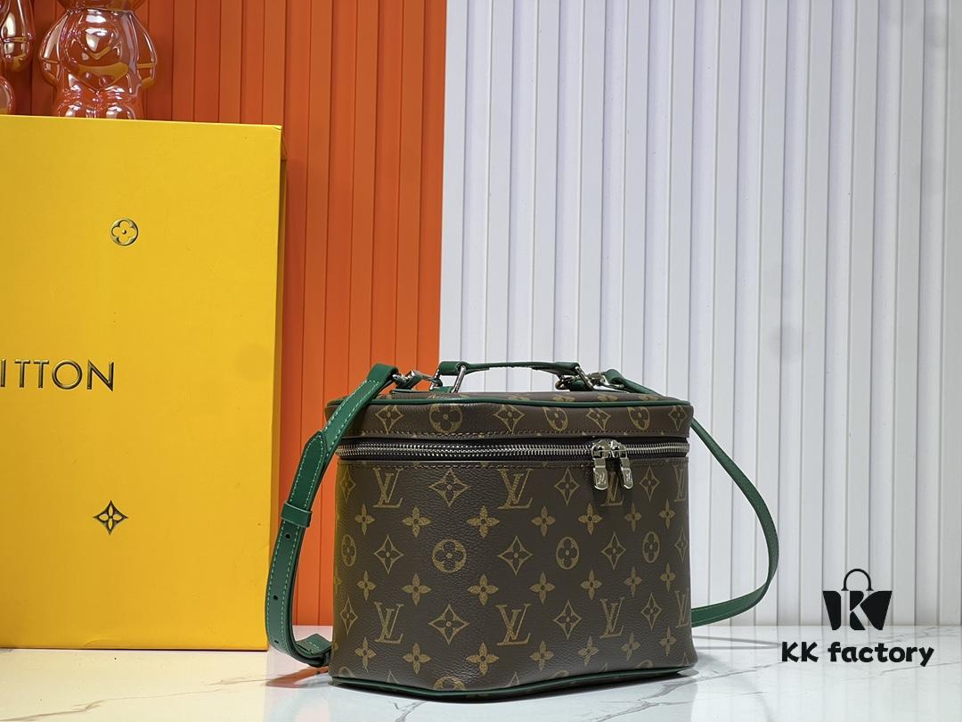 Upgraded Original ✨M42265 This elegant toiletry bag, inspired by the iconic Nice pouch, is a stylish choice for carrying essential beauty items. The concealed zip pocket inside the flap provides secure storage for particularly valuable personal belongings.