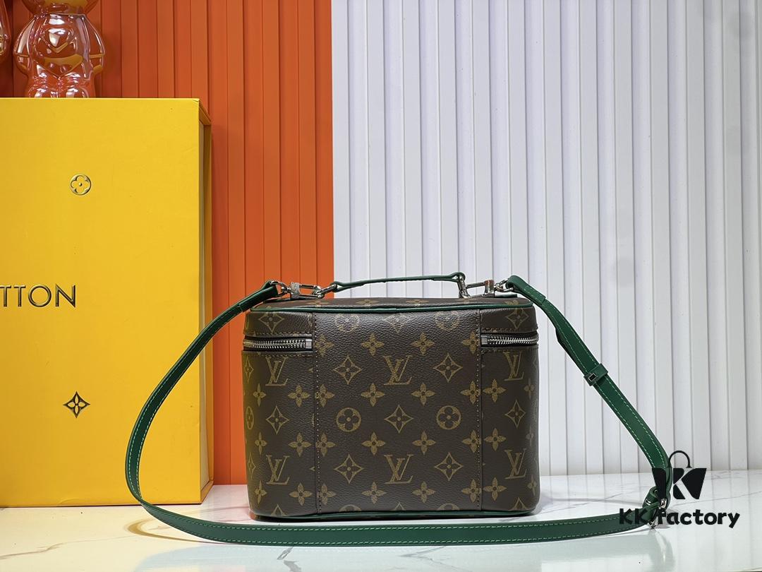 Upgraded Original ✨M42265 This elegant toiletry bag, inspired by the iconic Nice pouch, is a stylish choice for carrying essential beauty items. The concealed zip pocket inside the flap provides secure storage for particularly valuable personal belongings.