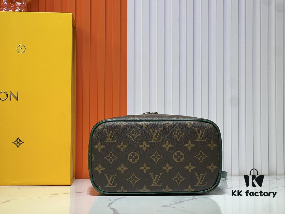 Upgraded Original ✨M42265 This elegant toiletry bag, inspired by the iconic Nice pouch, is a stylish choice for carrying essential beauty items. The concealed zip pocket inside the flap provides secure storage for particularly valuable personal belongings.