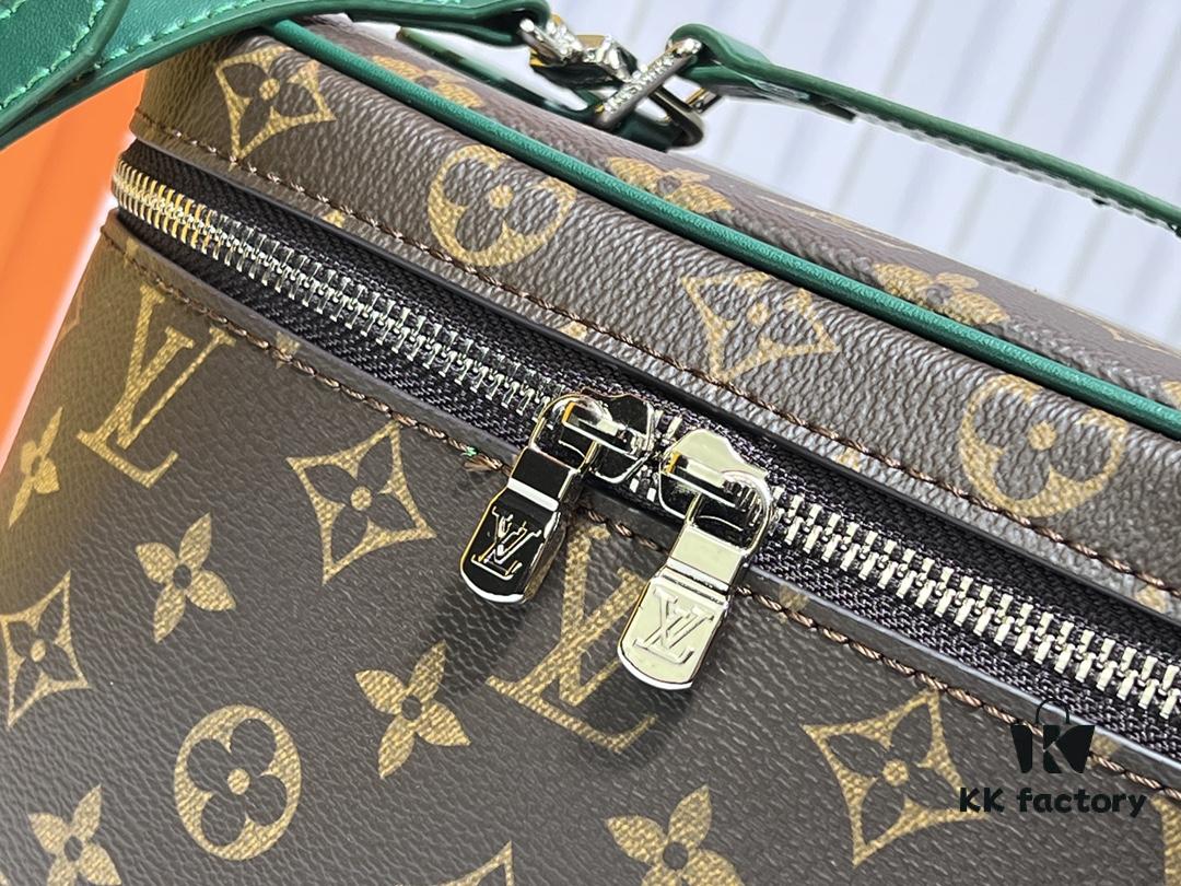 Upgraded Original ✨M42265 This elegant toiletry bag, inspired by the iconic Nice pouch, is a stylish choice for carrying essential beauty items. The concealed zip pocket inside the flap provides secure storage for particularly valuable personal belongings.