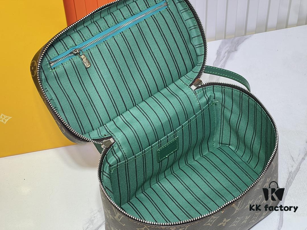 Upgraded Original ✨M42265 This elegant toiletry bag, inspired by the iconic Nice pouch, is a stylish choice for carrying essential beauty items. The concealed zip pocket inside the flap provides secure storage for particularly valuable personal belongings.