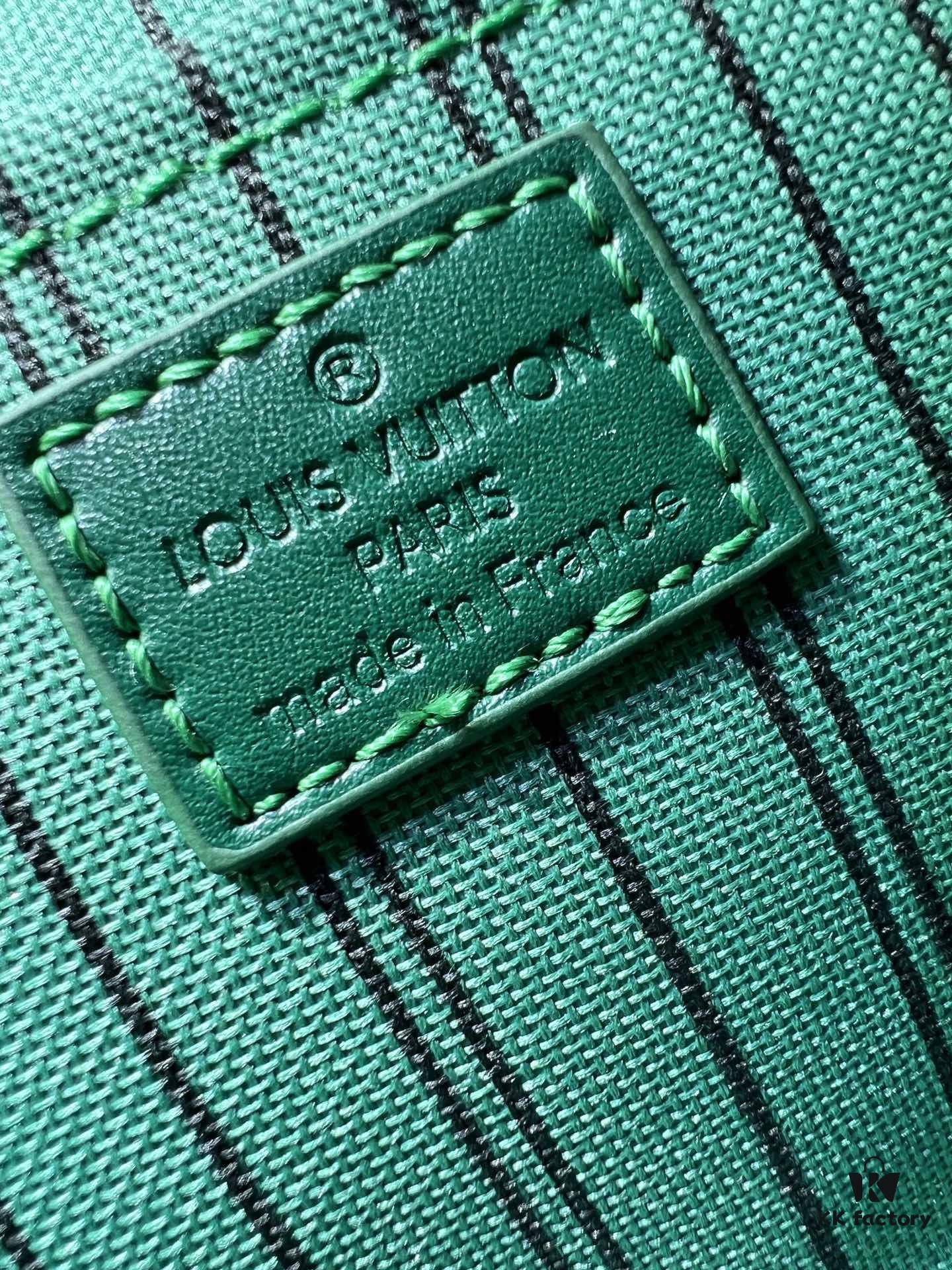 Upgraded Original ✨M42265 This elegant toiletry bag, inspired by the iconic Nice pouch, is a stylish choice for carrying essential beauty items. The concealed zip pocket inside the flap provides secure storage for particularly valuable personal belongings.