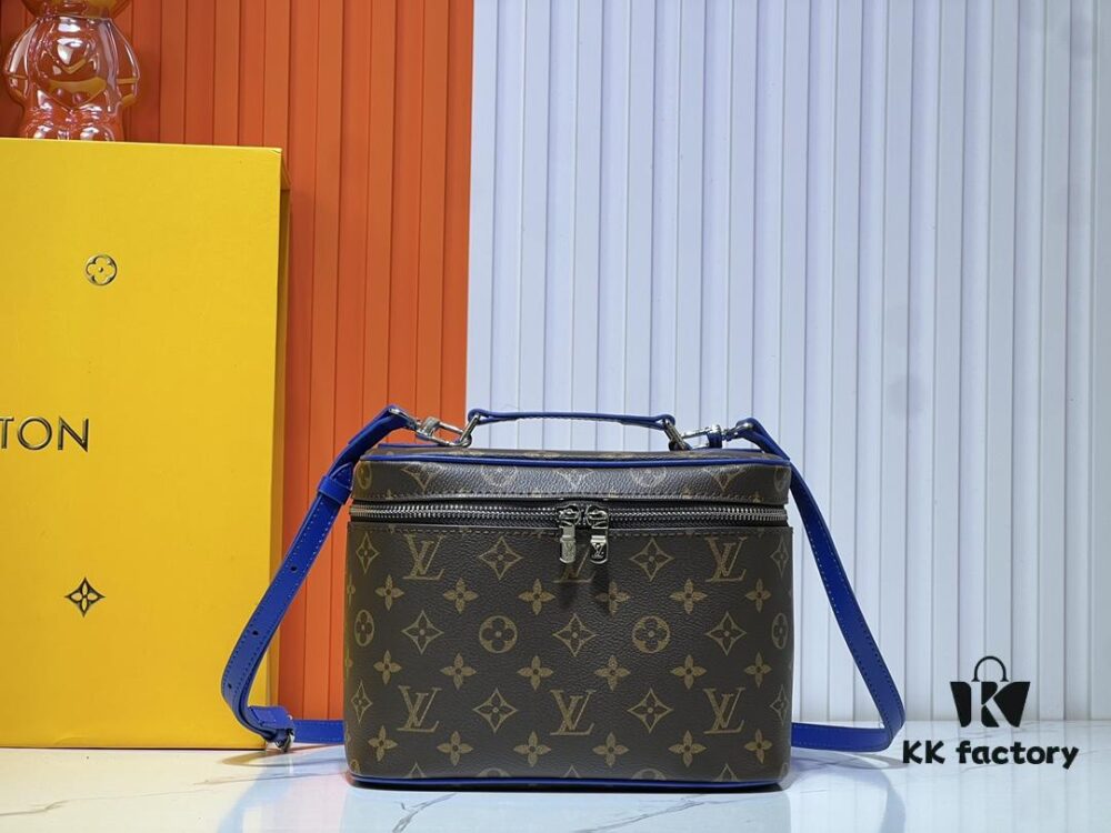 Upgraded Original ✨M42265 This elegant toiletry bag, inspired by the iconic Nice pouch, is a stylish choice for carrying essential beauty items. The hidden zip pocket inside the flap provides secure storage for particularly valuable personal belongings.