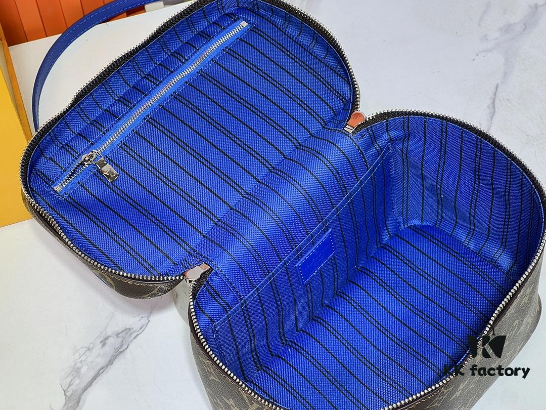 Upgraded Original ✨M42265 This elegant toiletry bag, inspired by the iconic Nice pouch, is a stylish choice for carrying essential beauty items. The hidden zip pocket inside the flap provides secure storage for particularly valuable personal belongings.