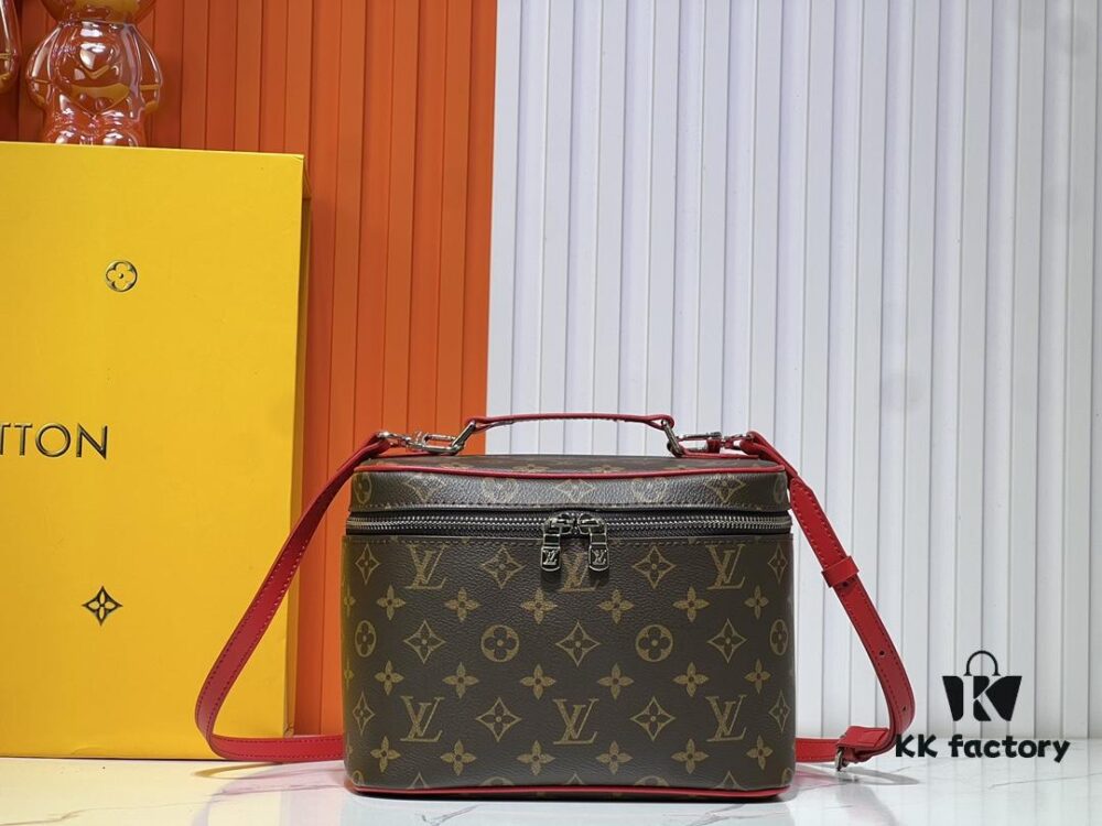 Upgraded Original ✨M42265 This elegant toiletry bag, inspired by the iconic Nice pouch, is a stylish choice for carrying essential beauty items. The hidden zip pocket on the inside of the flap provides secure storage for particularly valuable personal belongings.