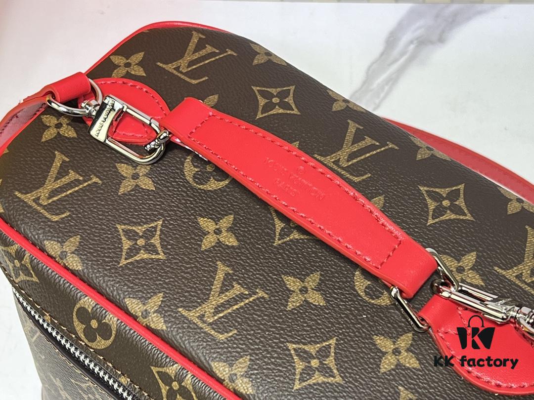 Upgraded Original ✨M42265 This elegant toiletry bag, inspired by the iconic Nice pouch, is a stylish choice for carrying essential beauty items. The hidden zip pocket on the inside of the flap provides secure storage for particularly valuable personal belongings.