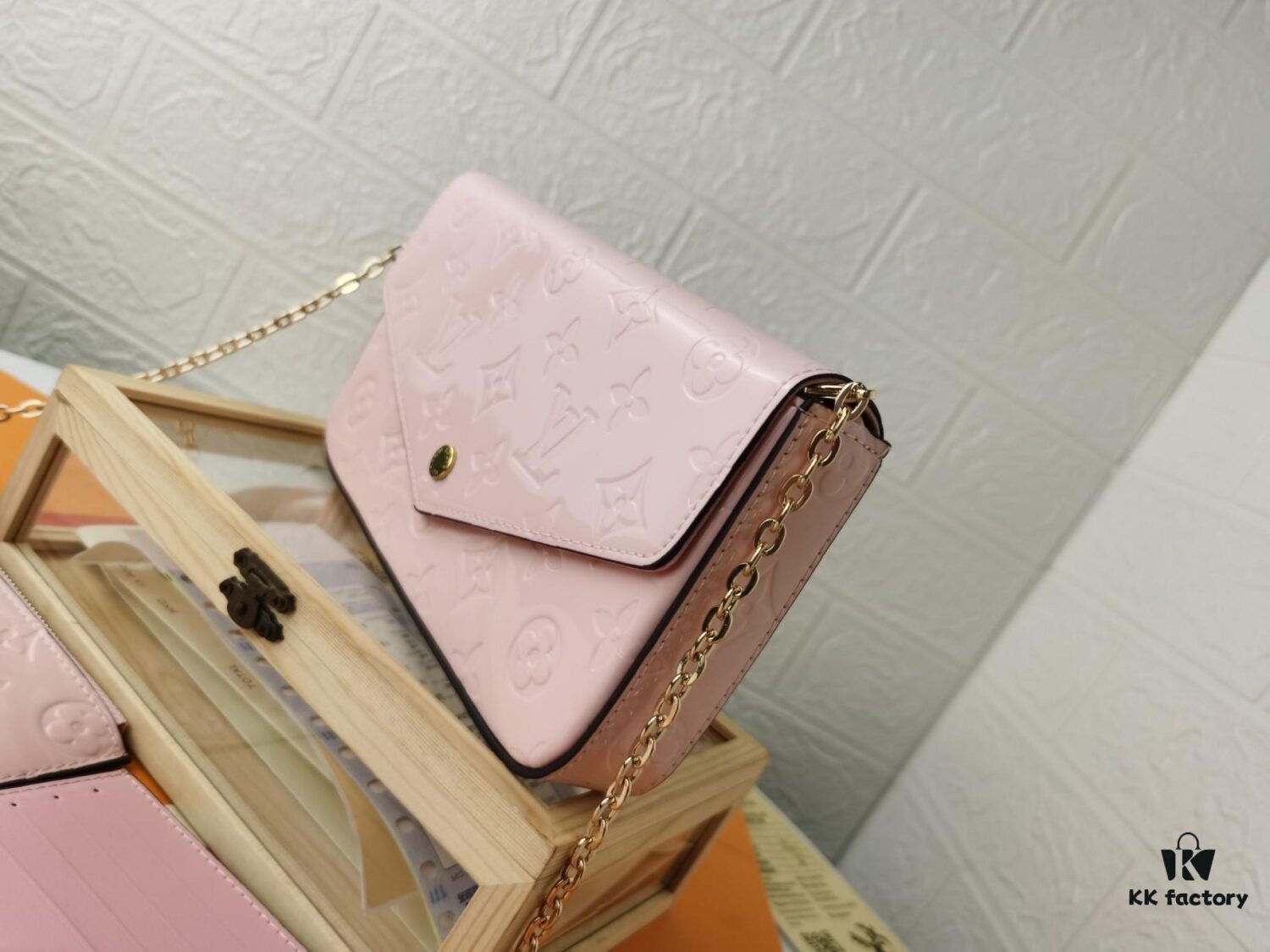 Replica High-Quality Full Steel Hardware Embossed Patent Leather Louis Vuitton Felicie Handbag