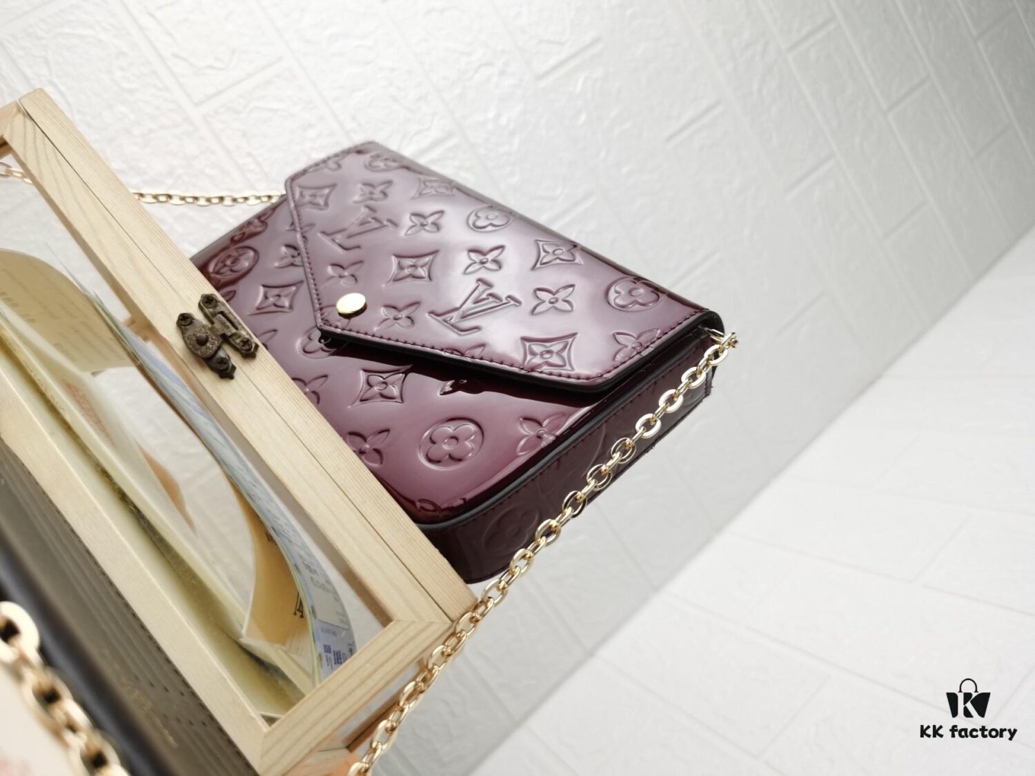 Replica High-Quality Louis Vuitton Felicie Handbag with Full Steel Hardware and Embossed Patent Leather