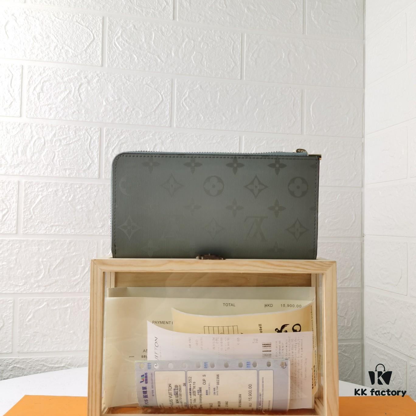 Top Quality Original 💎 [Real Photo, Personal Background] M63237 COSMOS Wallet Made from Monogram Titanium Canvas Featured in Louis Vuitton's 2018-19 Men's Autumn-Winter Fashion Show