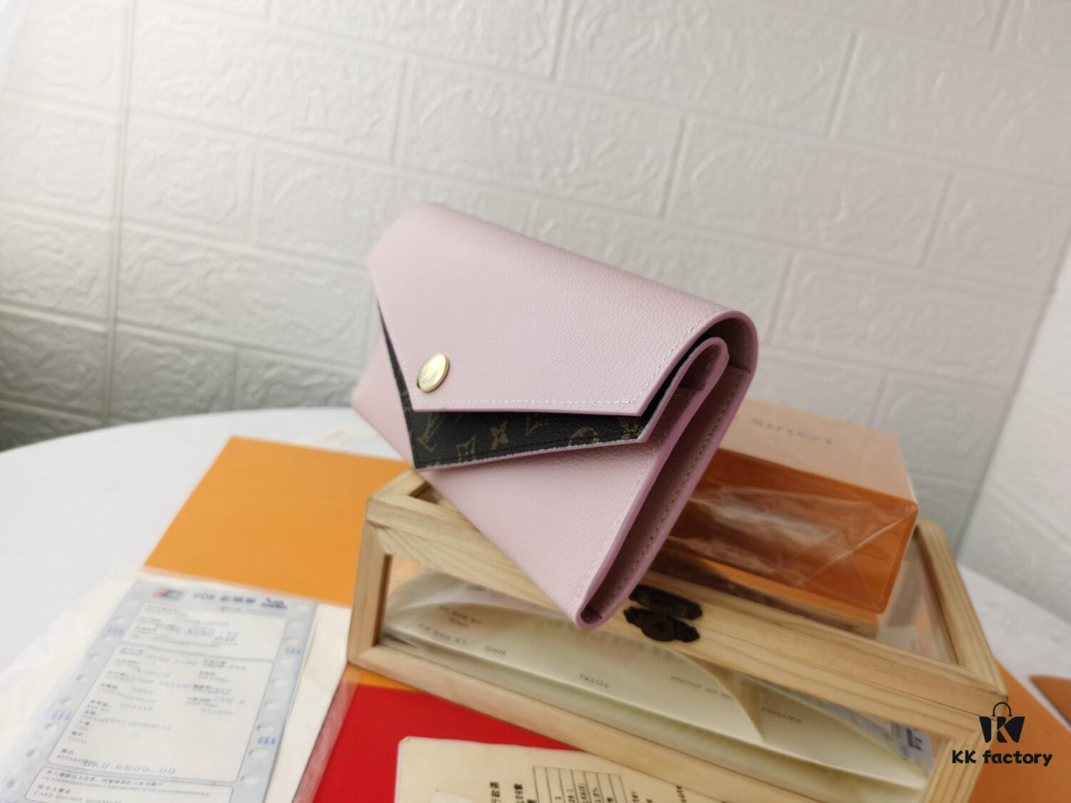 Top Quality Original 💎 [Actual Product Photography, Personal Background] M64317 Petite Grain Calfskin Leather with Iconic Monogram Canvas Wallet