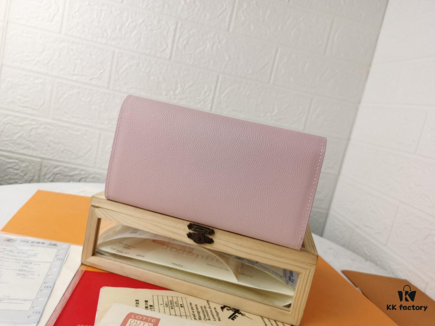 Top Quality Original 💎 [Actual Product Photography, Personal Background] M64317 Petite Grain Calfskin Leather with Iconic Monogram Canvas Wallet