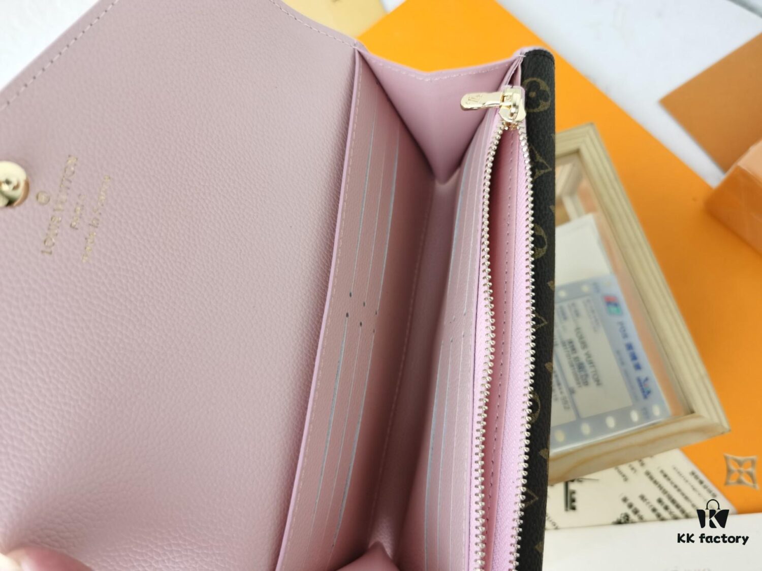 Top Quality Original 💎 [Actual Product Photography, Personal Background] M64317 Petite Grain Calfskin Leather with Iconic Monogram Canvas Wallet