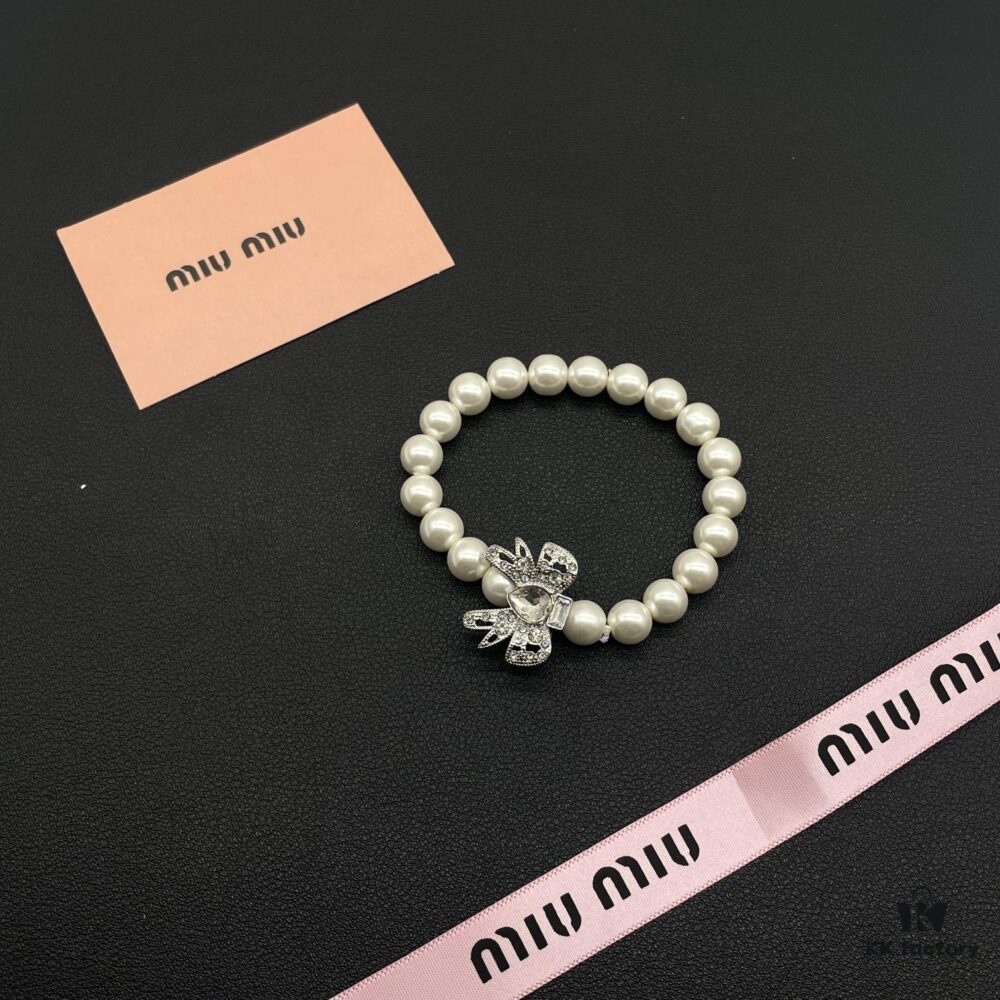 Miumiu Elegant Heart Pearl Bracelet, Luxury Minimalist Design with Vintage Charm